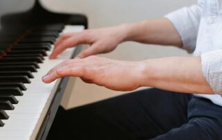 Close-up der Handhaltung am Klavier